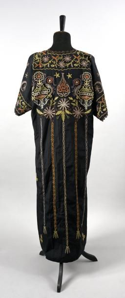 null Caftan, Turquie, première moitié du XXe siècle, en coton noir, broderie mécanique...