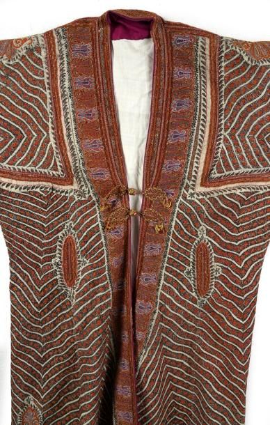 null Manteau, Inde, fin du XIXe-début du XXe siècle, sergé de laine crème brodé laine...