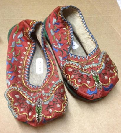 null Paires de chaussures, Chine, début du XXe siècle, une paire pour enfant en satin...