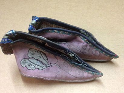 null Paires de chaussures, Chine, début du XXe siècle, une paire pour enfant en satin...
