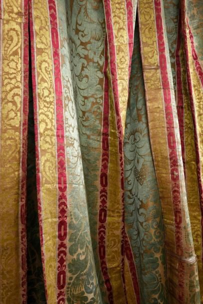null Deux paires de rideaux, époque Louis XIV, façonné lin soie rouge, verte et jaune...