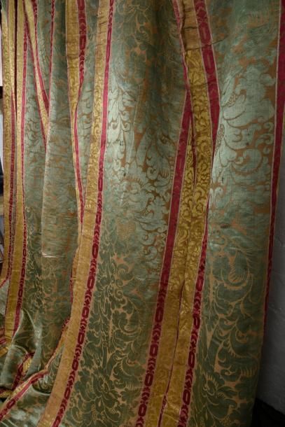 null Deux paires de rideaux, époque Louis XIV, façonné lin soie rouge, verte et jaune...