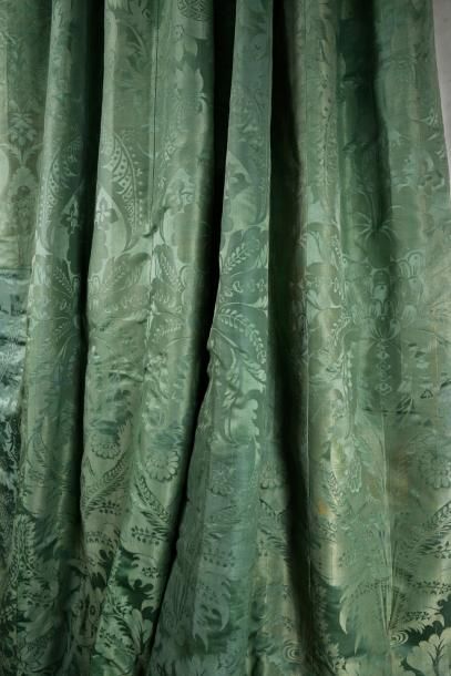 null Paire de rideaux, damas vert, premier tiers du XVIIIe siècle, grand dessin a...