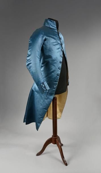 null Habit à basques, fin du XVIIIe siècle, habit en satin bleu à col rabattu, poches...