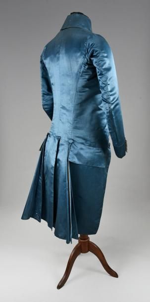 null Habit à basques, fin du XVIIIe siècle, habit en satin bleu à col rabattu, poches...