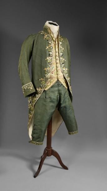 null Habit à la française, vers 1800, habit et culotte en pékin changeant à rayures...