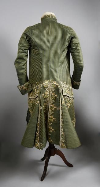 null Habit à la française, vers 1800, habit et culotte en pékin changeant à rayures...