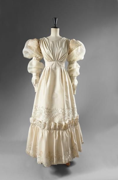 null Robe de mariage, vers 1830-1835, en gros de Tours crème brodé ton sur ton de...