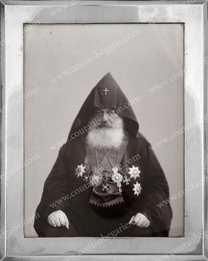 null GEORGE V D'ARMÉNIE (1847-1930).
Portrait photographique le représentant portant...