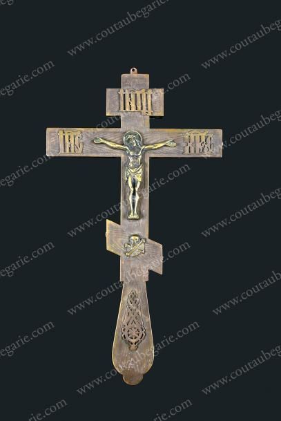 null CROIX DE BÉNÉDICTION ou CROIX D'AUTEL.
En bronze doré, à décor du Christ sur...