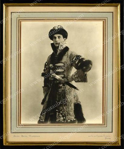 WASSERMAN Dimitri 
Portrait photographique du prince Félix Youssoupoff en tenue de...