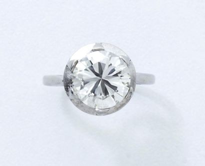 null Bague solitaire en platine 850 millièmes ornée d'un diamant brillanté en serti...