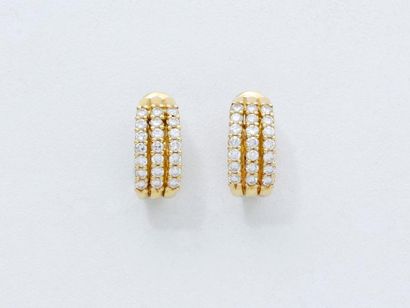 null Paire de boucles d'oreilles en or 750 millièmes ajouré, composées de 3 lignes...