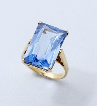 null Bague en or 750 millièmes, ornée d'une pierre bleue, le chaton ajouré à décor...