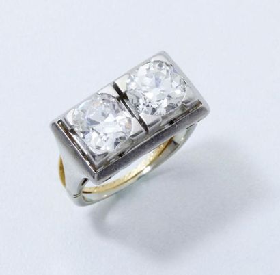 null Bague en or 750 et platine 850 millièmes ornée de 2 diamants coussin de taille...