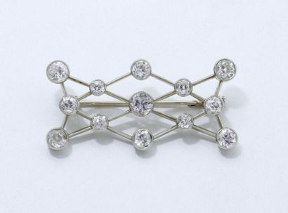 null Broche en or 750 millièmes rhodié à décor géométrique ajouré ponctué de diamants...
