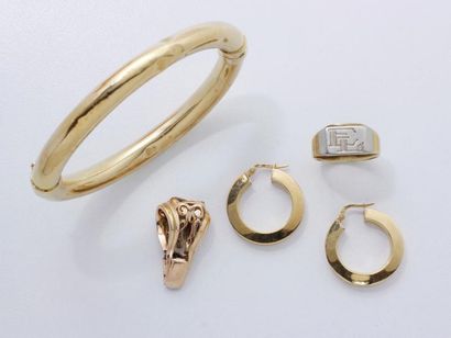 null Lot en or 750 millièmes, composé d'une bague chevalière, d'un bracelet jonc...