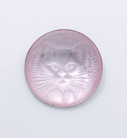 LALIQUE 
Broche ronde en verre rose moulé-pressé représentant une tête de chat, monture...