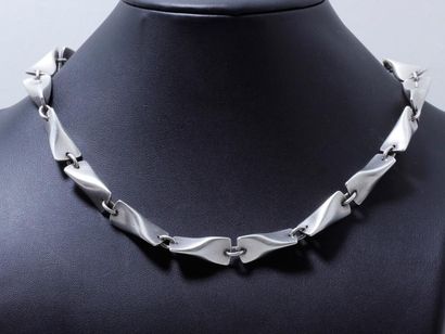 GEORG JENSEN typ. design 
Collier articulé en argent 800 millièmes composé de maillons...