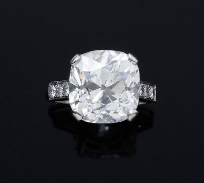 BOUCHERON 
Élégante bague en platine 850 millièmes ornée d'un diamant coussin de...