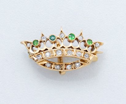 null Broche en or 585 millièmes, stylisant une couronne marquisale, ornée de diamants...