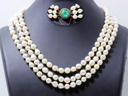 null Collier composé de 3 rangs de perles de culture baroquées d'environ 8 mm. Il...