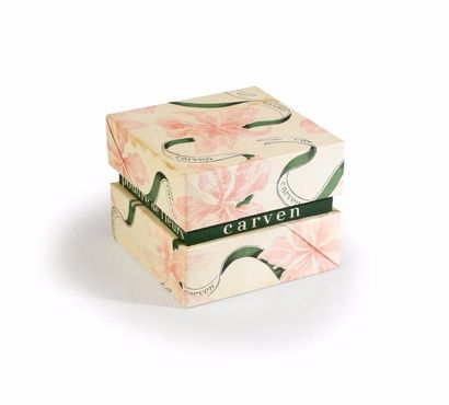 CARVEN «Poudre de Fleurs» - (années 1950)
Boite de poudre cubique en carton gainé...
