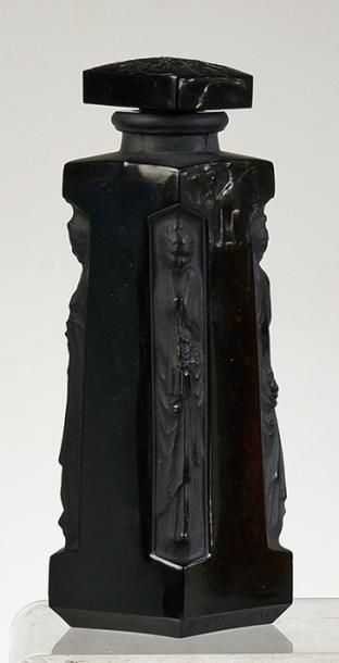 D'Orsay «Ambre» - (1920)
Flacon en verre opaque noir pressé moulé de section cubique,...