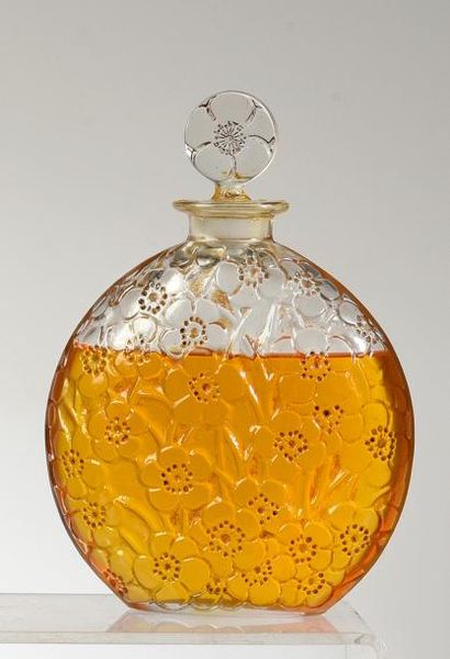 D'Orsay «Le Lys» - (années 1920)
Flacon en verre incolore pressé moulé de section...