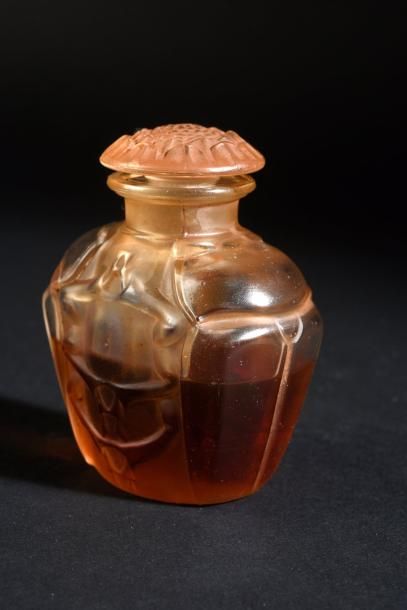 L.T.PIVER «Scarabée» - (années 1910)
Flacon animalier en verre incolore pressé moulé...