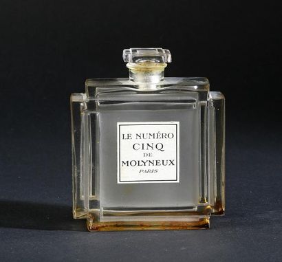 MOLYNEUX «Le Numéro Cinq» - (1928)
Rarissime flacon moderniste en verre incolore...