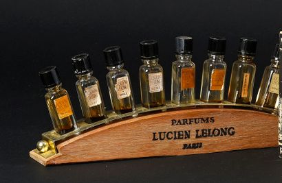 LUCIEN LELONG - (années 1930) Présentoir en bois et métal blanc titré comprenant...