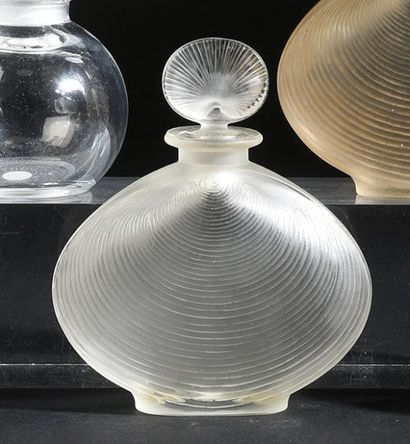 René LALIQUE «Telline» - (années 1920)
Flacon en verre incolore pressé moulé de section...
