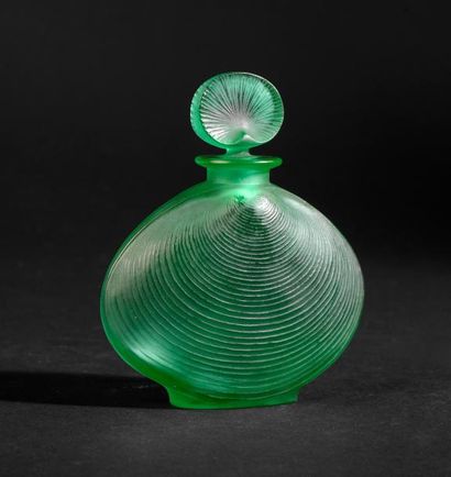 René LALIQUE «Telline» - (années 1920)
Rare dans cette teinte, flacon en verre teinté...