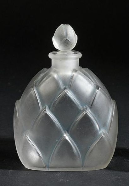 René LALIQUE «Marquila» - (années 1920)
Flacon en verre incolore pressé moulé de...