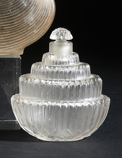 René LALIQUE «Ambroise» - (années 1920)
Flacon en verre incolore pressé moulé de...