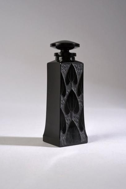 René LALIQUE «Nénuphar» - (1911)
Exceptionnel flacon en verre opaque noir pressé...