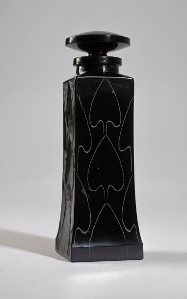 René LALIQUE «Nénuphar» - (1911)
Exceptionnel flacon en verre opaque noir pressé...
