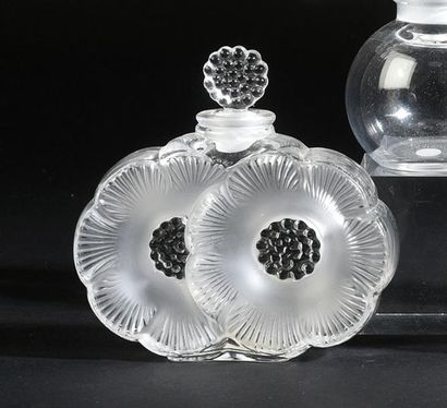 LALIQUE FRANCE «Deux Fleurs» (années 1990-2000)
Flacon en cristal incolore pressé...