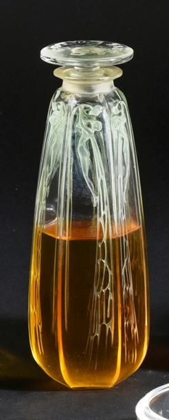 Coty «Le Cyclamen» - (années 1910)
Flacon en verre incolore pressé moulé de section...