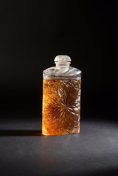 CRISTALLERIES DE BACCARAT POUR COTY (années 1930) Flacon en cristal incolore pressé...