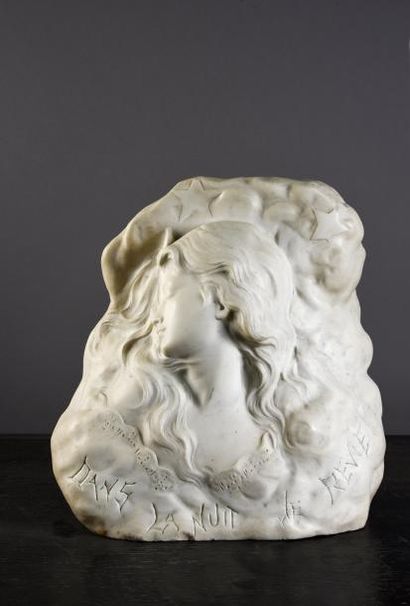 TRAVAIL FRANÇAIS - (vers 1932-1935) Important sujet décoratif en marbre massif taillé...