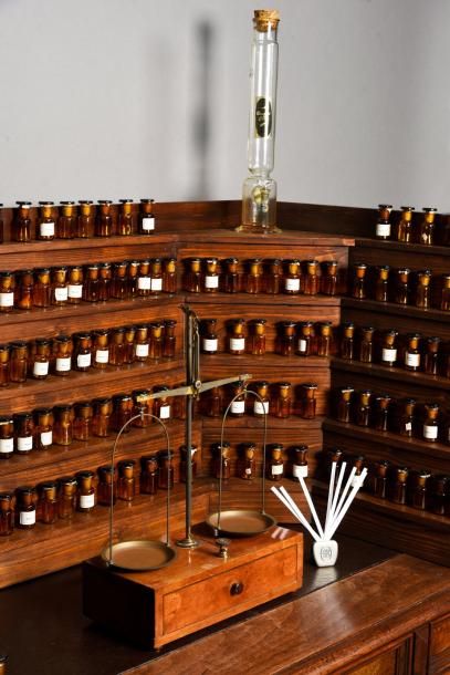 TRAVAIL FRANÇAIS - (début du XXe Siècle) Orgue de parfumeur se composant d'un bureau...