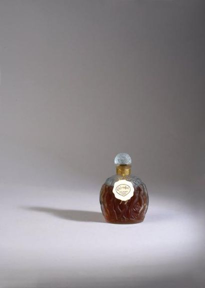 Molinard «Calendal» - (1929)
Flacon en verre incolore pressé moulé dépoli satiné...