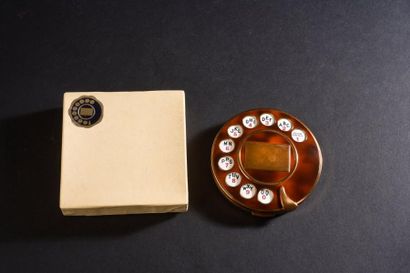 SCHIAPARELLI «Cadran de Téléphone» - (1935)
Très rare poudrier disque en laiton estampé...