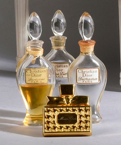 Christian Dior - (années 1950) Lot de trois flacons amphorettes en verre incolore...