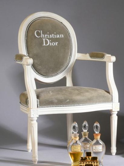 Christian Dior - (années 1990) Amusant sujet publicitaire en résine blanche thermoformée...