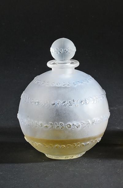 Arys «Rose sans Fin» - (1920)
Flacon en verre incolore pressé moulé dépoli satiné...
