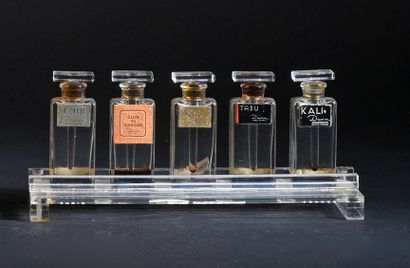 Dana - (années 1950) Rare présentoir en plexi incolore titré comprenant cinq flacons...