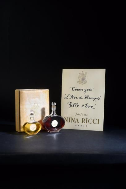 MARC LALIQUE POUR NINA RICCI (années 1945-1950) Deux rares flacons en verre incolore...